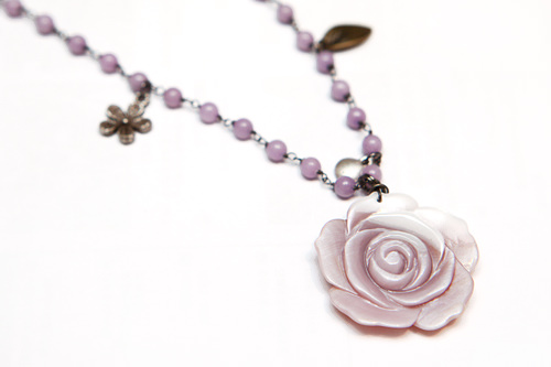 这朵精美的淡紫色鲜花是用贝壳雕制而成。珠链上还附有小花、小叶子等细节装饰,让您优雅十足