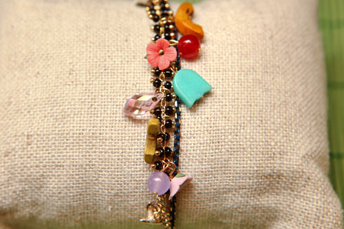 波西米亚风格的手链。可搭配正装和休闲装,演绎不同的风采。冷暖色和谐交错,一年四季均可配戴