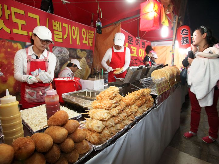 节日时在路边小吃摊也有很多美味