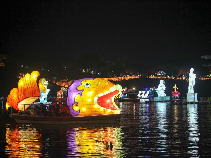 可沿江行驶近距离赏灯的游船