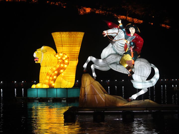 展示30多个国家文化象征物的灯笼