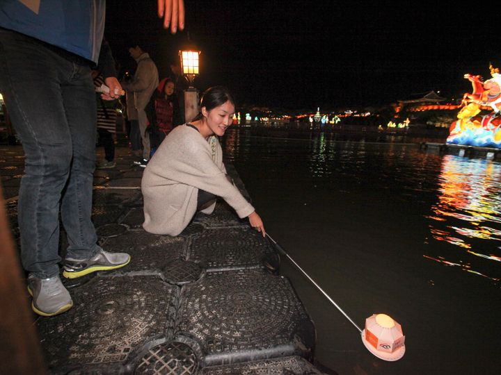 写上祝福,让江水送走
※由工作人员操作
