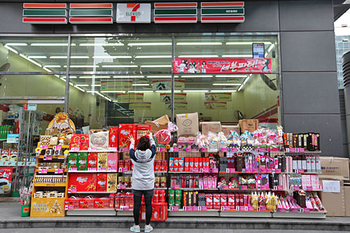 便利店前摆满产品
