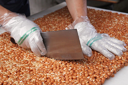 用糖浆固定冷却后切块