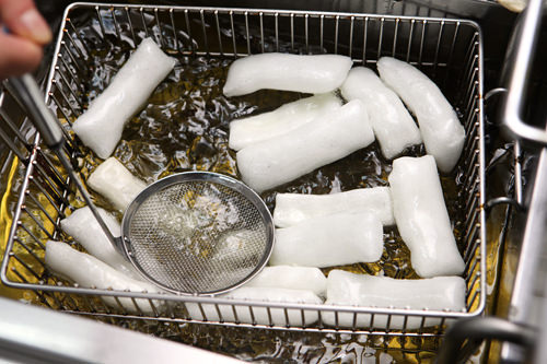 将年糕炸后制成油蜜果