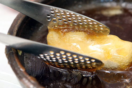 油炸之后裹上糖浆做装饰