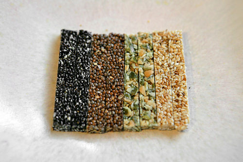 用黑芝麻或者五谷、南瓜子等做装饰