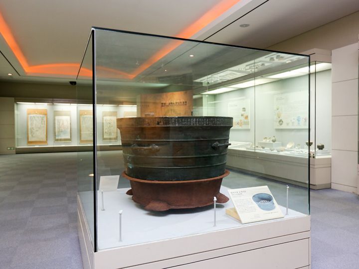 梵鱼寺铭鍮制瓶(釜山市指定有形文化财第46号)