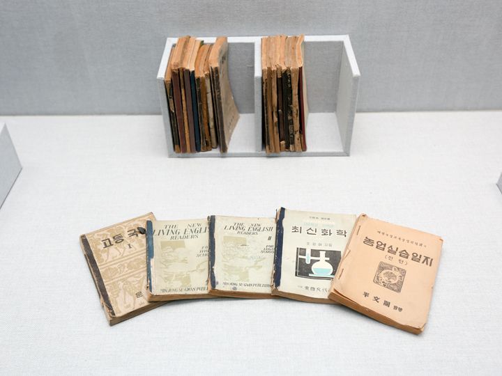 当时的国语、英语、化学教科、书农业实习日志