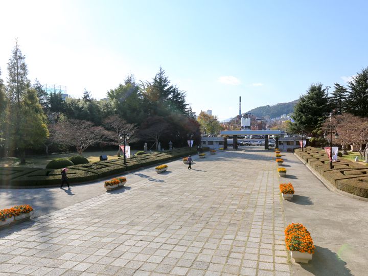 道路两旁蔓延着石头、草坪