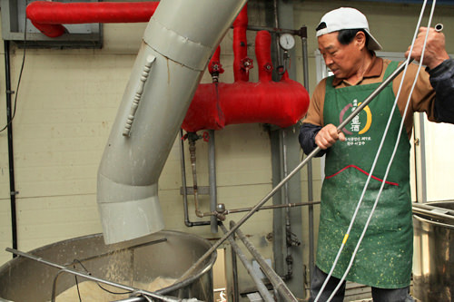 2. 在酒曲中加水发酵