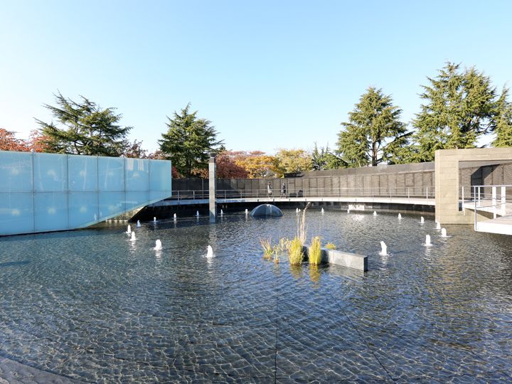 国际联合军战没将兵追悼铭碑
为能永远地追悼国际联合军战没者,铭碑上刻着参战国中40,895名战死者及失踪者的名字。