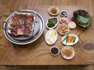 调味排骨和小菜