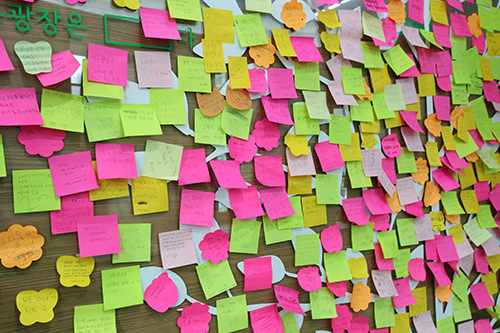 图书馆纪念留言便签贴满墙壁