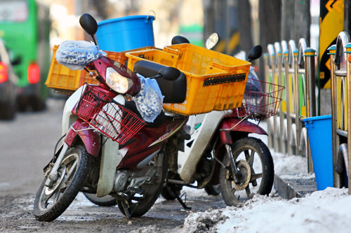 载着回收餐具时可处理剩余食品的垃圾桶