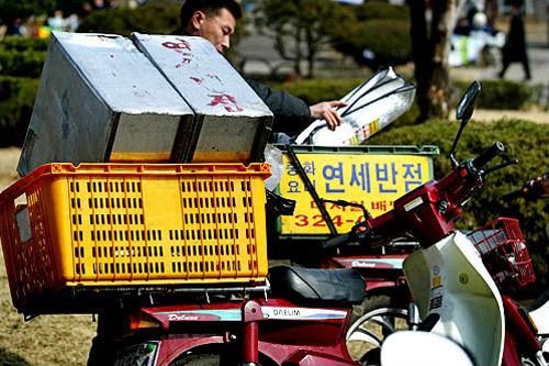 被放在后座上的大塑料筐