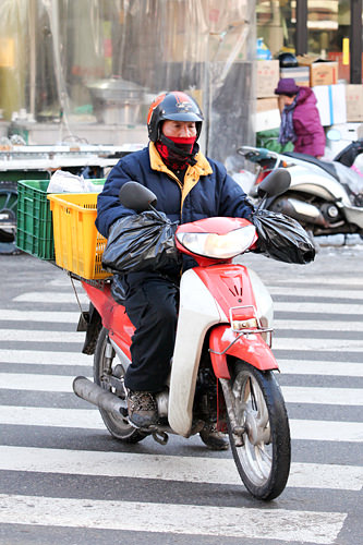 正在过人行横道的摩托车