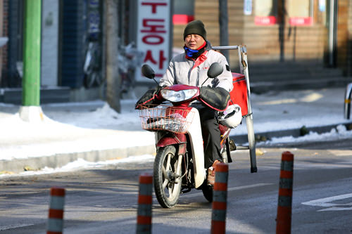 没带头盔的摩托车驾驶者