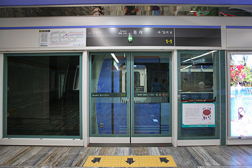 新地铁月台上的屏蔽门