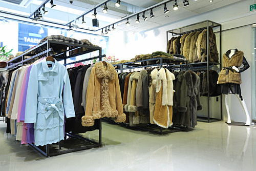 店内多种多样的皮草