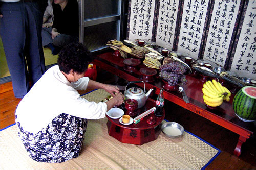 祭祀祖先后，分享食物