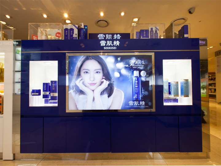 【新罗免税店首尔店】
地址:首尔特别市中区东湖路249,B1F
交通:地铁3号线东大入口(Doongguk Univ.)站5号出口,步行4分钟
营业时间:09:30~21:00
中文服务:有
联系电话:02-2230-5417