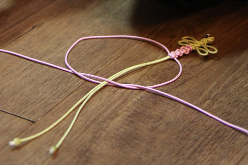 2. 跟着老师的手法缠绕丝线