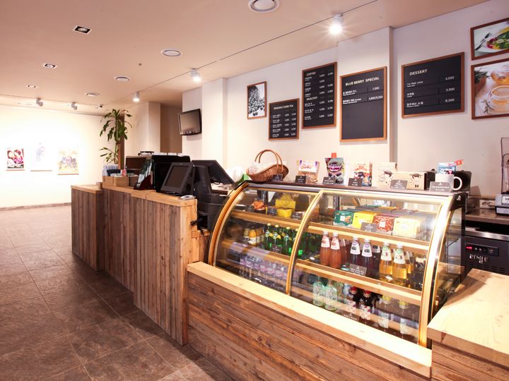 张根硕大爱的咖啡厅就在园区入口处