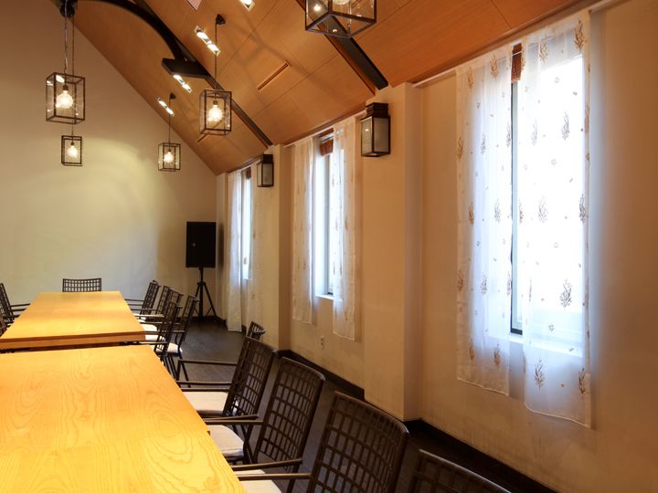 宋慧乔经常站在这扇窗前向外遥望