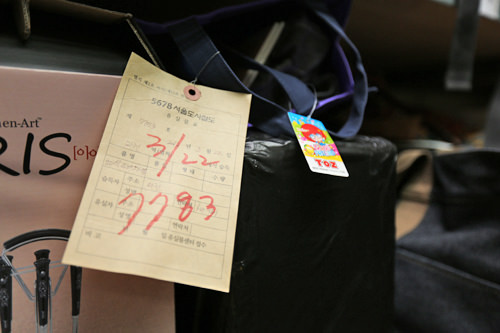 在拾获物品的标签上写着物品拾获的
时间、地点