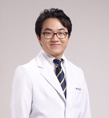 郑海镇 代表院长
・大韩美容外科学会正式会员
・国际美容整容学会正式会员
・韩国美容整容学会正式会员
・大韩肥胖外科学会正式会员
・大韩肥胖健康学会正式会员
・大韩医学激光学会正式会员
・大韩美容激光学会正式会员