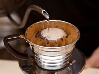 咖啡壶里的咖啡香气弥漫着