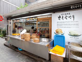 “北村手工饺子 仁寺洞总店”位于“Ssamziegil”旁的小巷里，距离仁寺洞站步行6分钟。