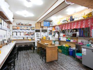 店铺面积不大，但顾客络绎不绝