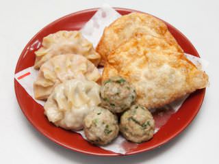 人气招牌菜品 饺子拼盘 8,000韩元(※炸饺3个、蒸饺或泡菜饺子3个、圆饺3个)