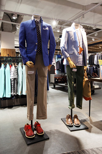 男生
职场人可以穿正装,高中生及以下的学生可以穿校服。经典搭配是衬衫外面穿一个夹克的简单外出风格,想要更时尚一点的话,可以穿一双运动鞋,但是不要穿很脏的运动鞋。