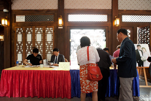 新娘和新郎的接待处设置在左右两边