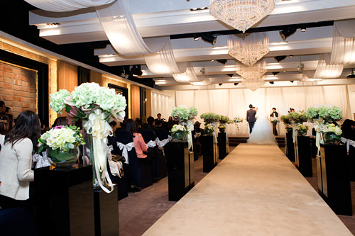 专门礼堂
・仪式场所和喜宴场所不同
・被邀请的客人用餐时,另一边举行聘礼仪式(聘礼仪式只需男方亲属参加)