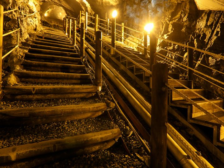 安全装备齐全的洞窟内景