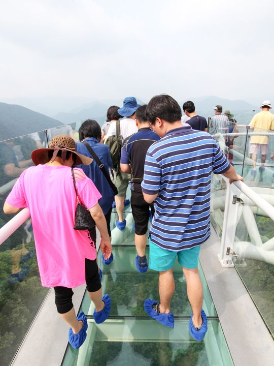 套上鞋套观看脚下的景色