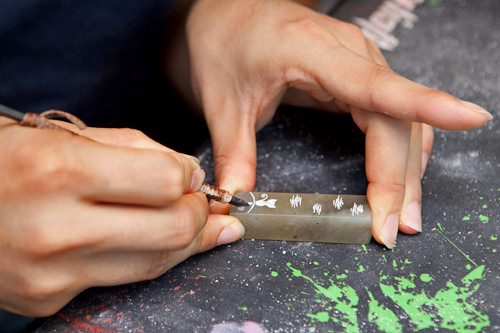 慎重的雕刻工作