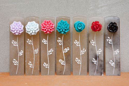 附有菊花和玫瑰花的图案
各30,000韩元