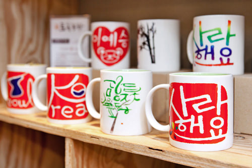 印有韩文的马克杯
各12,000韩元