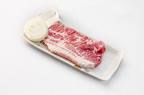 黑猪颈肉 150g 16,000韩元
※1人份起点餐
选庆尚北道的上乘知礼黑猪颈肉,弹性十足,香嫩爽口!