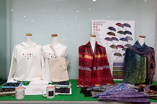 印有韩文的运动服和马克杯等