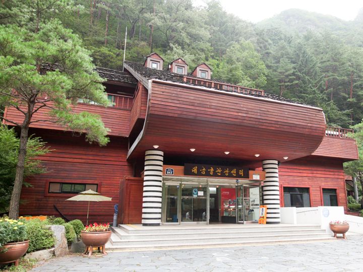 小木屋模样的大金窟旅游中心