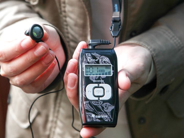 挂在脖子上的音频接收设备