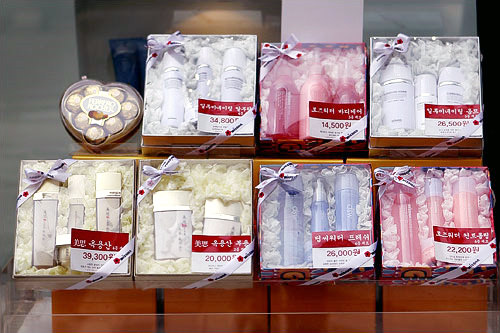 化妆品
对于女性来说化妆品也是不错的选择。