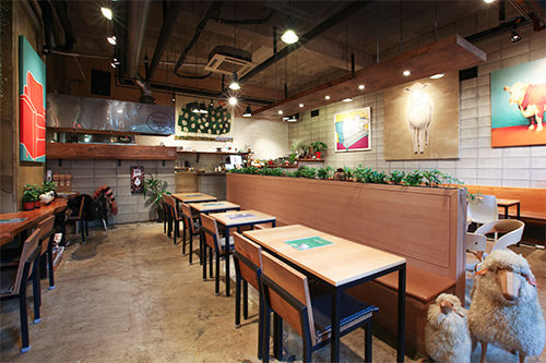 以“羊”为主题的绘画和商品