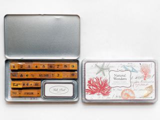 精致的卡片盒和书签